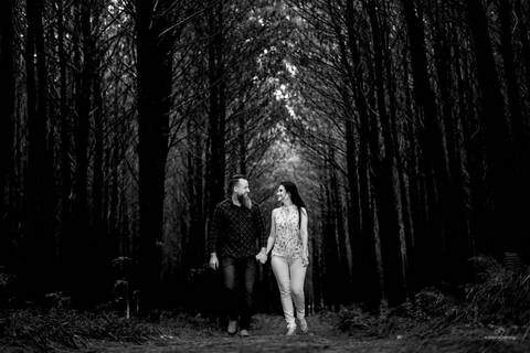 Ensaio pre-casamento com chuva, na floresta de pinos por Adriano Oening'