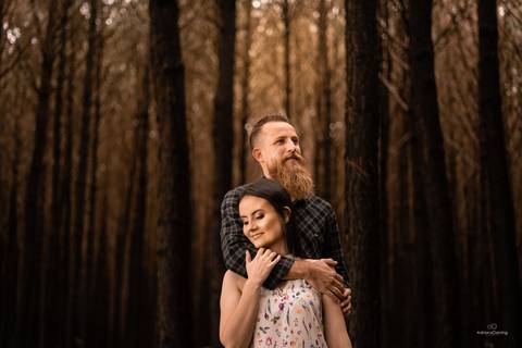 Ensaio pre-casamento com chuva, na floresta de pinos por Adriano Oening'