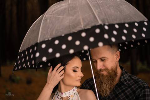 Ensaio pre-casamento com chuva, na floresta de pinos por Adriano Oening'
