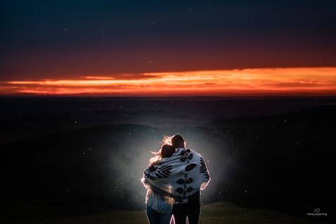 Ensaio de casal no inverno realizado no Morro do Divisor com um lindo por do sol'