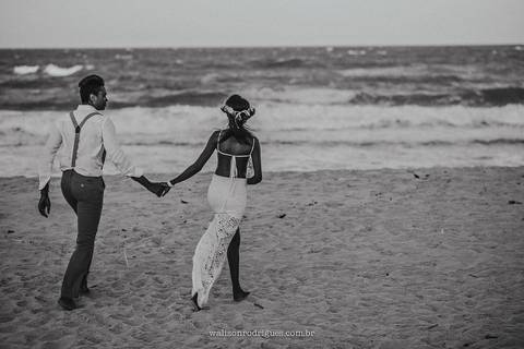 casal correndo na areia da praia do beach park'