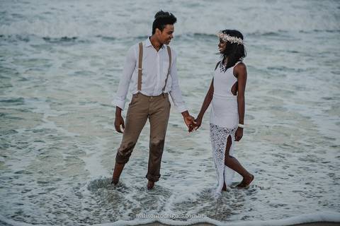 noivos se beijando na praia do por das dunas'