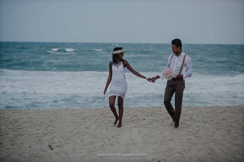 fotos lindas do casal na praia do porto das dunas'