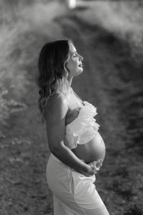 sessão fotográfica de gravidez, sessão de grávida, fotografia de gravidez, fotografia de maternidade, fotógrafa de gravidez, fotógrafo de grávidas, sessão de maternidade, fotos de gravidez, ensaio fotográfico de grávida, fotografia de gravidez a preto e b'