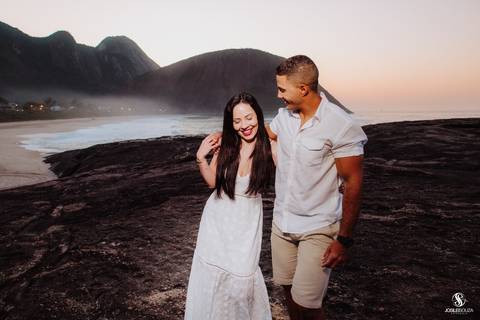 Ensaio de casamento no nascer do sol na praia'