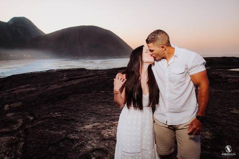 Ensaio de casamento no nascer do sol na praia'