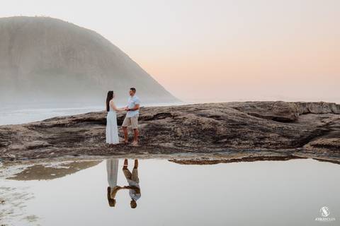 Ensaio de casamento no nascer do sol na praia'