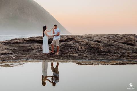 Ensaio de casamento no nascer do sol na praia'