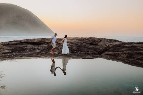 Ensaio de casamento no nascer do sol na praia'