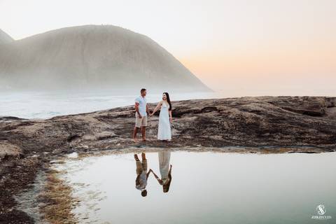 Ensaio de casamento no nascer do sol na praia'