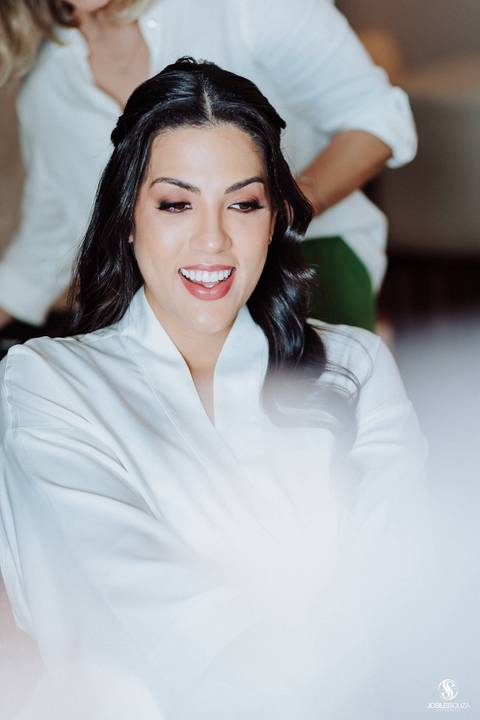 Fotografia do making Of da noiva na Praia de Camboinhas'