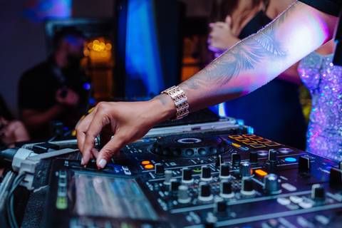 mc de trap em aniversário de 15 anos'