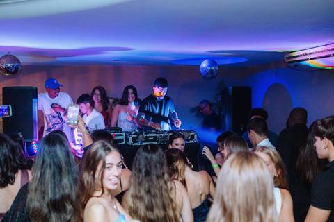 mc de trap em aniversário de 15 anos'