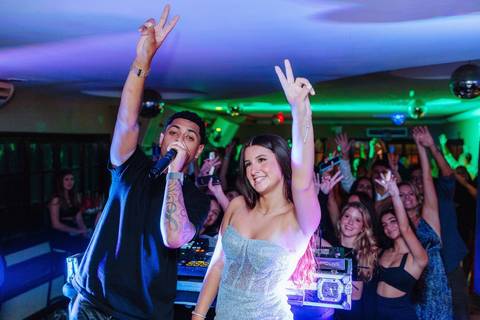 mc de trap em aniversário de 15 anos'