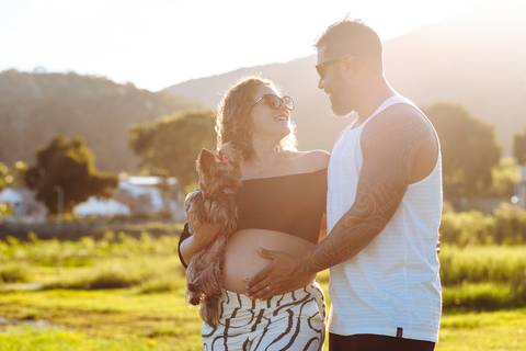 sessão de fotos grávida com pet'