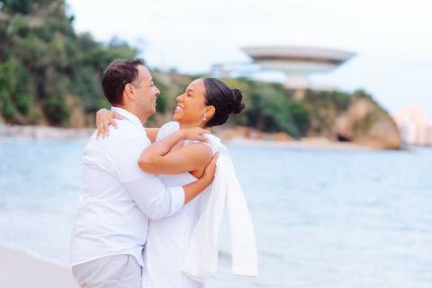 Ensaio de casal com vista para o MAC Niterói'