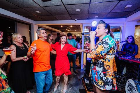 fotografia de aniversário com música ao vivo'