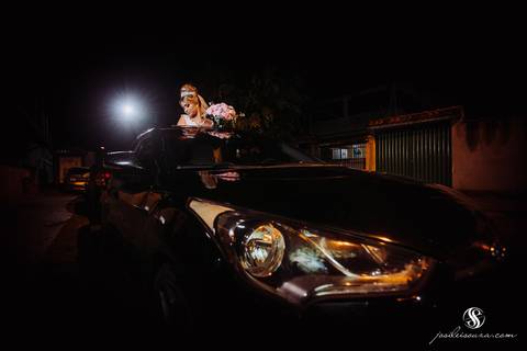 Foto linda de Noiva no carro'