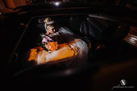 Foto linda de Noiva no carro'