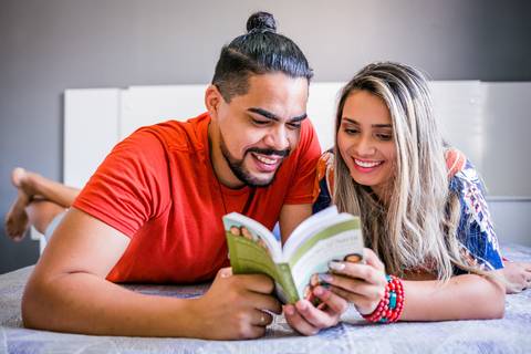 Ensaio Pré Wedding Lifestyle em casa'