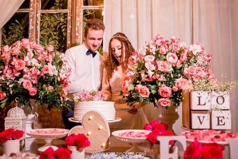 Verdadeiro corte do bolo em casamento'
