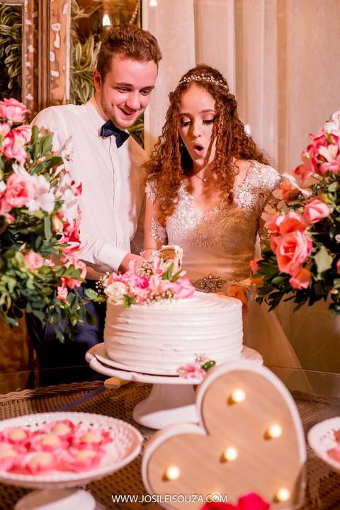 Verdadeiro corte do bolo em casamento'