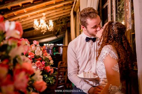 Verdadeiro corte do bolo em casamento'