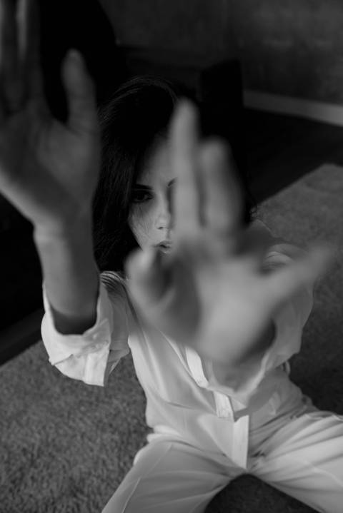 fotografia feminina preto e branco'