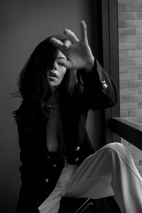 fotografia feminina preto e branco'