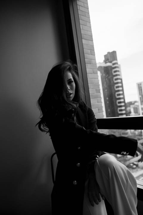 fotografia feminina preto e branco'