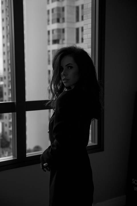 fotografia feminina preto e branco'