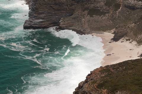Rochas e mar com praia no Cabo das tormentas na África do Sul '