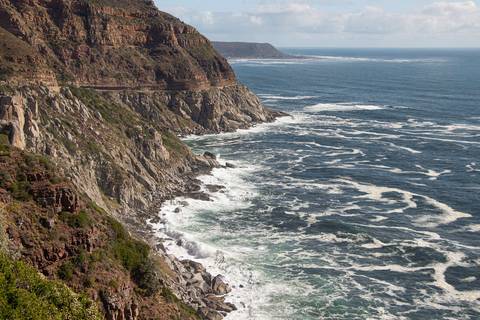 Montanha rochosas com mar'