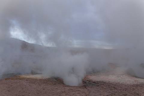 Gêiseres com muito vapor em Atacama  '