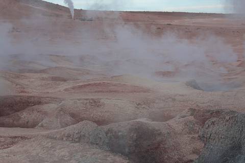 Vapor saindo dos gêiseres em Atacama  '