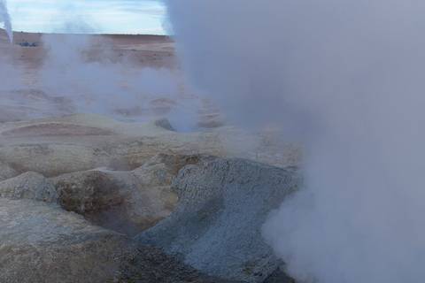 Detalhe do vapor saindo dos gêiseres em Atacama  '
