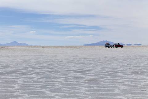 Salar de Uyuni com carros'