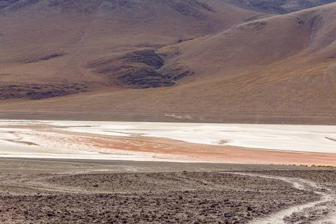 Lagoa seca no deserto com montanhas'