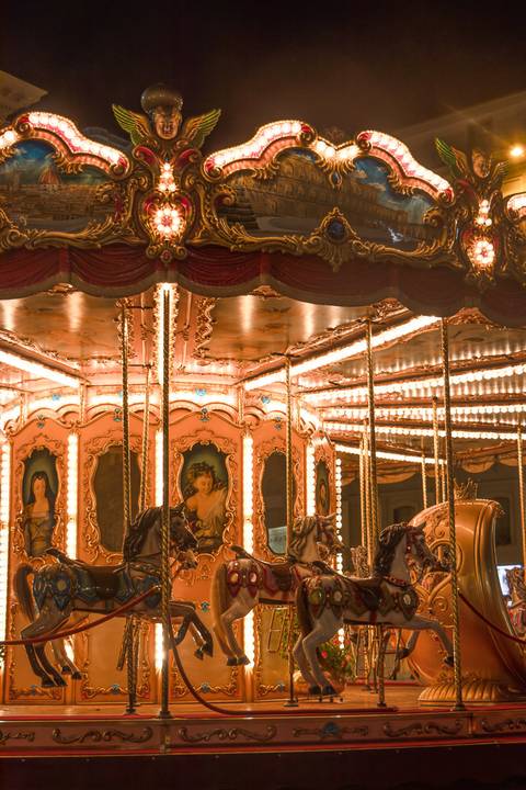 Carrossel com luzes amarelas'