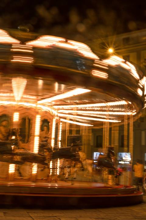 carrossel em longa exposição a noite na Itália'