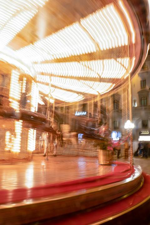 carrossel em longa exposição a noite'
