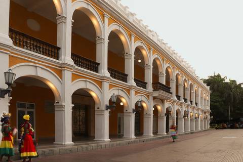 Praça com edifício em Cartagena das Índias na Colômbia'