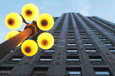 Arranha-céu - Chicago com luminária de rua antiga'