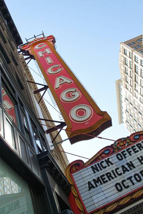 Teatro de Chicago com painel vermelho'