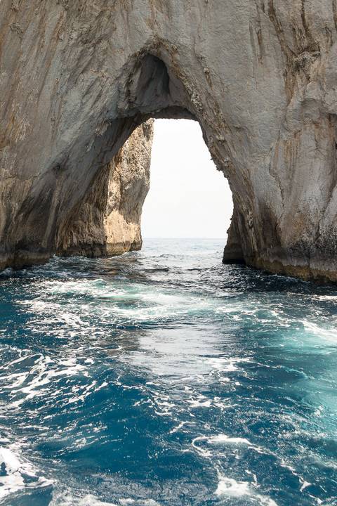 passando pelas rochas Faraglioni de barco em Capri'