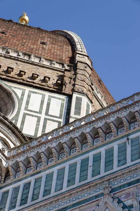 Detalhe do revestimento do Duomo de Florença na Itália'