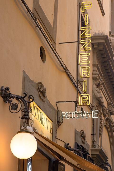 Detalhe de placa de restaurante em neon de Florença na Itália '