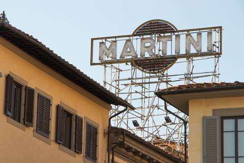 Letreiro Martini em Florença na Itália de dia'