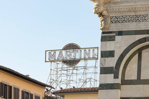 Letreiro Martini com edifício e casas em Florença na Itália '
