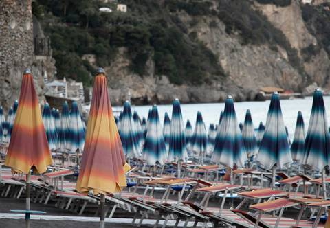 Guarda sois na praia em Positano na Itália'